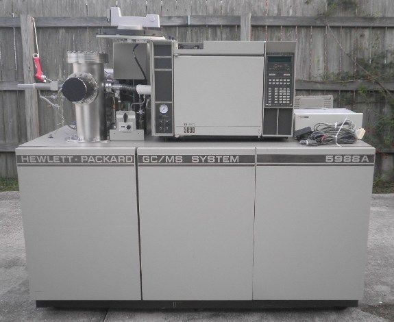 HP GC/MS SYSTEM 5988A/5988 A w/ 5890A/5890 A GAS CHROMATOGRAPH MASS 