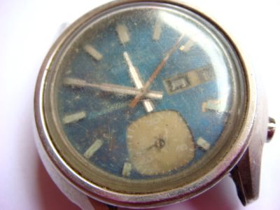 This watch is defect and broken and sold for parts