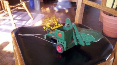   STEEL & DIECAST OLIVER 1/16 MECHANICAL FARM GLEANER COMBINE TOY  