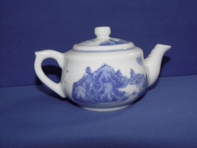 NEW CHINESE PORCELAIN TEAPOT  