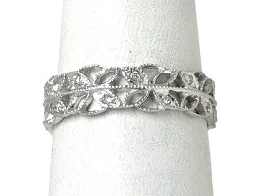 STRIKING VINTAGE PLATINUM & DIAMONDS FLORAL THEMED RING  