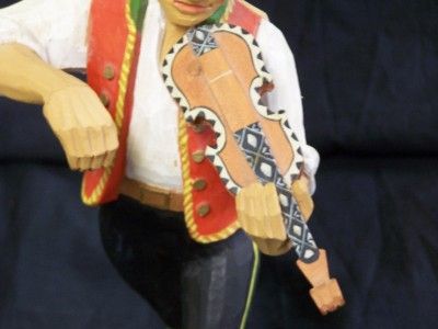 VINTAGE FOLK ART HENNING WOOD CARVED NORWAY MAN FIDDLE PLAYER FIGURINE 