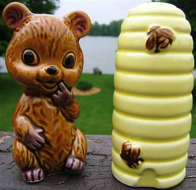 Vintage BEAR and BEEHIVE Salt Pepper Shaker Set JAPAN  