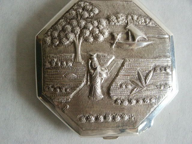 Vintage Sterling Silver Repousse´Compact Asian Motif  