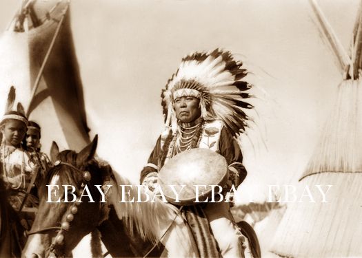 NATIVE AMERICAN INDIAN CHIEF AND DAUGHTERS BEADWORK TIPI TEEPEE PHOTO 